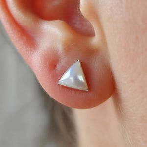Pendientes triangulares de nácar, con forma de concha geométrica en plata de ley, joyería minimalista y delicada para el día a día.