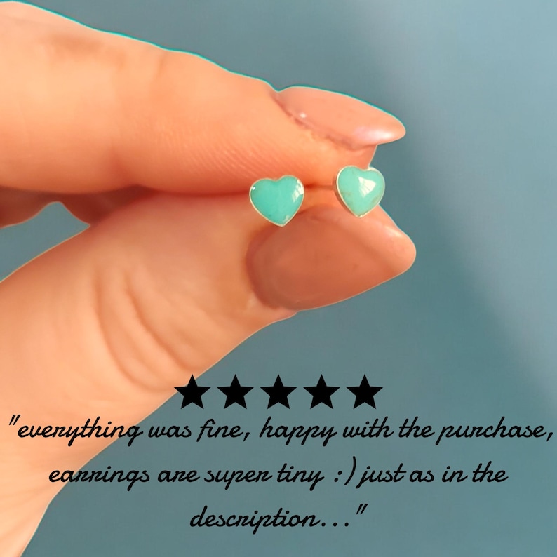 Puede incluir: Pendientes de bot&oacute;n peque&ntilde;os con forma de coraz&oacute;n en color turquesa claro. Los pendientes tienen un borde plateado. La imagen incluye el texto: "everything was fine, happy with the purchase, earrings are super tiny :) just as in the description..."