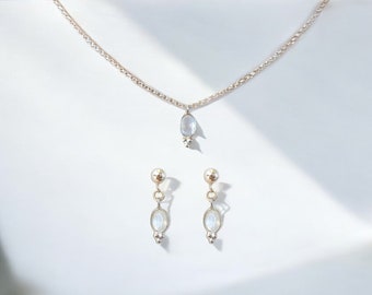 Conjunto de joyas delicadas con piedra lunar: collar y pendientes de plata de ley.