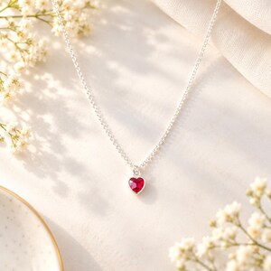 Collar de plata de ley 925 con corazón rojo y colgante de rubí con circonita cúbica. Joyería minimalista y delicada.