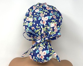 Sin aranceles (EE. UU./CA) - Gorro quirúrgico con cola de caballo - Diseño floral mixto sobre azul rey - Gorro quirúrgico - MimiScrubHats