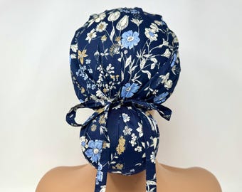 MimiScrubHats - Pferdeschwanz Scrub Cap - Bronte On Blue - Cotton Lawn