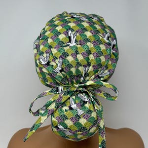 Klassisches gewelltes Muster mit Kranichen - grün *Gold Metallic Print* - MimiScrubHats