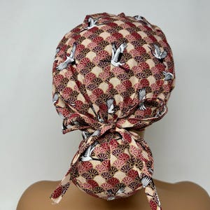 Klassisches Wellenmuster mit Kranichen - MimiScrubHats