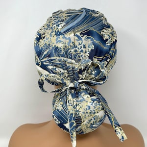 No Tariff (US/CA) - Vagues dorées métalliques sur bleu - Ratière en coton - Bonnet de gommage queue de cheval/ Bonnet de gommage/Chapeau - MimiScrubHats