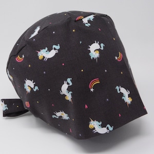 No Tariff (Us/Ca) - Scrub Cap - CHASING RAINBOW - CHARCOAL - Unicorn Pixie - MimiScrubHats
