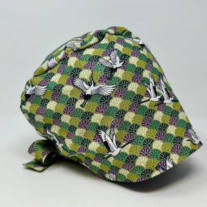 No Tararf (US / CA) - Wellenmuster mit Kranichen - Grün *Gold Metallic Print* - Damen/Herren Scrub Cap/ Hut