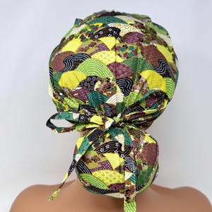 Kein Zoll (US/CA) - Klassisches Wellenmuster - Olive *Gold Metallic Print* - Pferdeschwanz Scrub Cap/Hat - MimiScrubHats