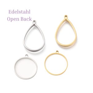 Könnte beinhalten: Drei Metall-Anhänger-Rahmen für die Schmuckherstellung. Zwei sind tropfenförmig und einer ist rund. Alle haben einen offenen Rücken und eine goldene oder silberne Oberfläche.