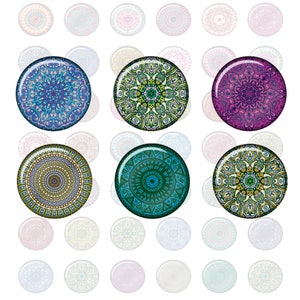 Könnte beinhalten: Sechs runde, farbige, dekorative Glasfliesen mit komplizierten Mandala-Mustern. Die Fliesen sind von kleineren, weißen, durchscheinenden Fliesen mit ähnlichem Design umgeben.