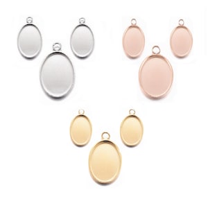 Könnte beinhalten: Drei Sätze ovaler Anhänger-Tabletts, jedes Set in einer anderen Metalloberfläche: Silber, Roségold und Gold. Jedes Set enthält zwei kleine Tabletts und ein größeres Tablett.
