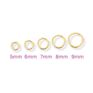 Könnte beinhalten: Fünf goldene Sprungringe in verschiedenen Größen: 5 mm, 6 mm, 7 mm, 8 mm und 9 mm.