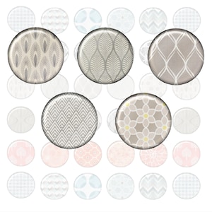 Könnte beinhalten: Ein Set mit 25 runden, dekorativen, gemusterten Aufklebern in verschiedenen Grautönen, Weiß und Hellblau. Die Aufkleber zeigen geometrische, florale und abstrakte Designs.