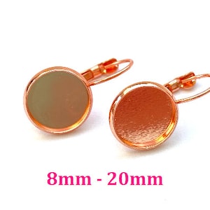 Könnte beinhalten: Zwei Ohrringrohlinge in Roségold mit einer runden, flachen Fassung von 8 mm bis 20 mm.