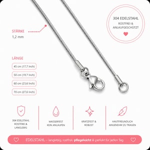 Könnte beinhalten: Silberfarbene Halskette aus Edelstahl mit Karabinerverschluss. Die Kette ist 1,2 mm dick und in Längen von 45, 50, 60 und 70 cm erhältlich. Der Text weist auf Wasserfestigkeit, Kratzfestigkeit und Hautfreundlichkeit hin.