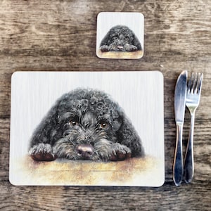 Peut inclure: Une illustration en noir et blanc d'un chien avec la tête posée sur une table. Le chien a une expression triste sur son visage. L'illustration est sur un fond blanc.