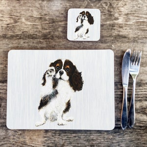 Cavalier King Charles Spaniel Tischset und Untersetzer mit Kunstwerken von Jane Bannon