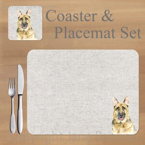 Peut inclure: Un ensemble de deux sets de table en lin beige avec une illustration de berger allemand brun et noir sur chacun. L'ensemble comprend un dessous-de-verre assorti avec la même illustration de chien.