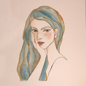 Könnte beinhalten: Ein Aquarellbild einer Frau mit blauen und goldenen Haaren, die zur Seite schaut und die Hand am Kinn ruht.