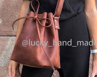 女性用ハンドメイドバッグ、レザークロスボディバッグ、レーザー彫刻入りレザーバケットバッグ、フルグレインレザーバケットバッグ、パーソナライズバッグ
