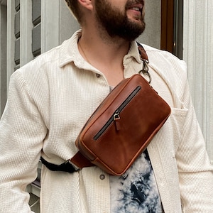 Leder Umhängetasche für Männer, handgemachte Gürteltasche mit Lasergravur, individuelle Gürteltasche für Männer, Ledertasche als Herrengeschenk, Umhängetasche