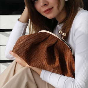 Leder Wolke Handtasche Frau, geflochtene Leder Beutel Tasche, Beutel Tasche mit Metallrahmen Verschluss, Damen Clutch Tasche, Wolke Tasche, Frauen Geschenkidee