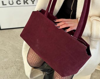 Bolso de hombro de ante burdeos, minimalista, con cremallera, elegante bolso de mano urbano, bolso de ante para mujer, accesorio de moda chic.
