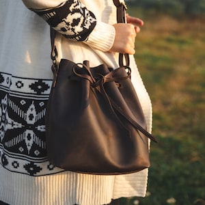 Beuteltasche Leder, Schokolade Ledertasche Frauen, Crossbody Damen Tasche, Echtleder Tasche, Damentasche, Handtasche Frauen, Leder Geschenk Frau