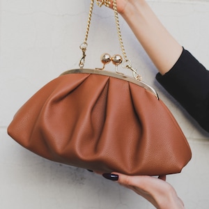 Leder Beutel Tasche für Frau, handgemachte Rahmen Beutel Tasche, Leder Wolke Clutch Tasche, Muttertagsgeschenk, Leder Schulter Beutel Tasche mit Anhänger