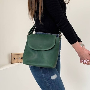 Leder Umhängetasche, Kleine Damentasche, Handgefertigte Damentasche, Lederhandtasche wie Geschenk für Frauen, Minimalistische Frau Umhängetasche für Reisen
