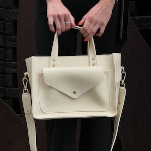 Umhängetasche für Frauen, personalisierte Vegan Leder Handtasche, Eco Leder Messenger Bag, Frau Geschenk Schultertasche, Benutzerdefinierte Tragetasche Ästhetik