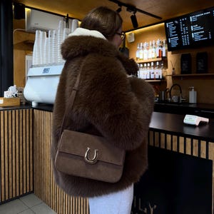 Suède messengertas voor dames, handgemaakte bruine suède tas, schoudertas voor dames, esthetische suède crossbodytas, suède tas met lange schouderriem afbeelding 1