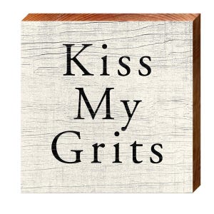 Kiss My Grits Südphrase Spruch Holzschild | Wand-Kunstdruck auf Echtholz