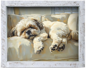 Può includere: Un dipinto incorniciato di un piccolo e soffice cane Shih Tzu color crema e marrone che dorme pacificamente su un divano chiaro. L'opera presenta pennellate visibili ed è racchiusa in una cornice di legno bianco dall'aspetto vissuto.