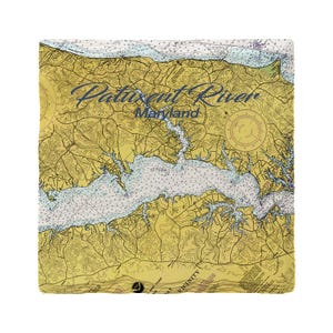 Könnte beinhalten: Ein quadratischer Untersetzer mit einer Seekarte des Patuxent River in Maryland. Die Karte zeigt Land in Gelb, Wasser in Weiß mit blauen Tiefenmarkierungen sowie Kompassrosen, topografische Linien und den Text Patuxent River Maryland.