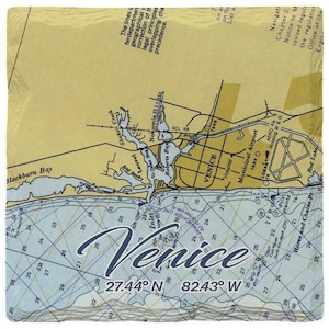 Könnte beinhalten: Ein quadratischer Steinuntersetzer mit einer Seekarte von Venice, Florida. Die Karte zeigt Land in Beige und Wasser in Hellblau mit Tiefenangaben, Gitternetzlinien und dem Text Venice 27.44 N 82.43 W in dunkelblauer Schreibschrift.