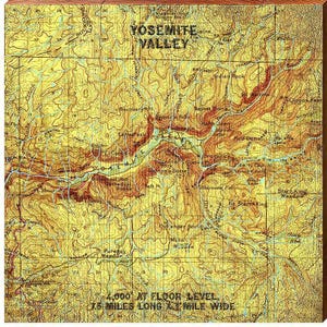 Può includere: Una mappa topografica quadrata della Yosemite Valley con terreno giallo, curve di livello marroni ed etichette di testo nere. La mappa include il testo Yosemite Valley in alto e 4,000 at floor level, 7.5 miles long x 1 mile wide nella parte inferiore.