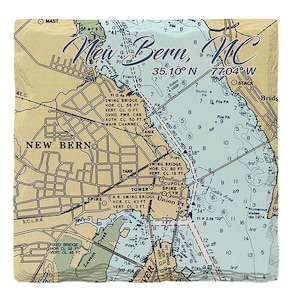 Könnte beinhalten: Ein quadratischer Steinuntersetzer mit einer Seekarte von New Bern, NC, und den Koordinaten 35.10 N 77.04 W. Die Karte zeigt Land in Beige, Wasser in Hellblau und schwarzen Text mit Details zu Brücken und Wasserwegen.