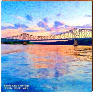 Peut inclure: Peinture colorée du pont Shell Knob sur le lac Table Rock au coucher du soleil. Le pont est une structure en treillis d'acier, et l'eau reflète les teintes orange, rose et bleu du ciel. Le texte "Shell Knob Bridge Table Rock Lake" est en bas.