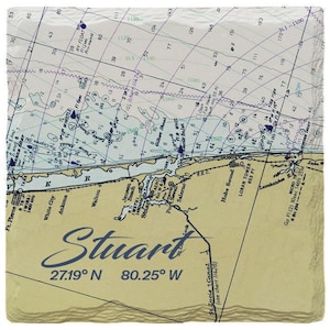 Könnte beinhalten: Ein quadratischer Untersetzer aus Stein mit einer Seekarte der Küste von Stuart, Florida. Das Design zeigt Tiefenangaben, Navigationslinien und den Text Stuart 27.19 N 80.25 W in Dunkelblau auf einem beigen und weißen Hintergrund.