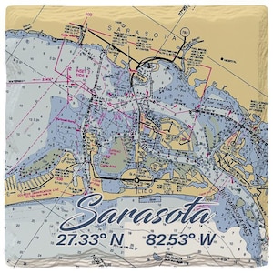 Könnte beinhalten: Ein quadratischer Steinuntersetzer mit einer detaillierten Seekarte von Sarasota, Florida. Die Karte zeigt Wassertiefen, Landmassen, Brücken und Navigationsmarkierungen in Blau-, Beige- und Weißtönen. Der Text Sarasota 27.33 N 82.53 W ist aufgedruckt.