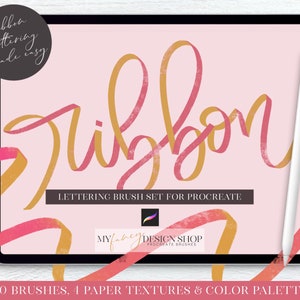 Può includere: Un'illustrazione digitale della parola "nastro" scritta in un font stilizzato con un effetto nastro rosa e oro. Il testo "Lettering Brush Set for Procreate" è sotto la parola nastro. Il testo "My Design Shop Procreate Brushes" è sotto il testo del set di pennelli per la calligrafia. Il testo "20 pennelli, 4 texture di carta e tavolozza di colori" è nella parte inferiore dell'immagine.
