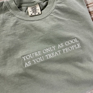Je bent zo cool als je mensen trakteert - Geborduurd T-shirt in comfortkleuren - Aangepaste garenkleur - Aangepaste tekst