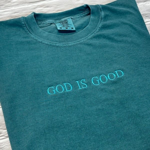 Camiseta bordada "Dios es bueno" con colores cómodos, color de hilo personalizado, texto personalizado.
