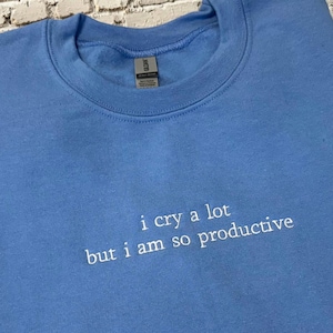 Geborduurd sweatshirt met ronde hals: ik huil veel, maar ik ben zo productief