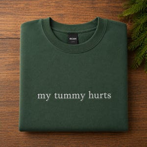 Mijn buik doet pijn - Geborduurd sweatshirt met ronde hals - Grappige slogan - Personalisatie met eigen tekst