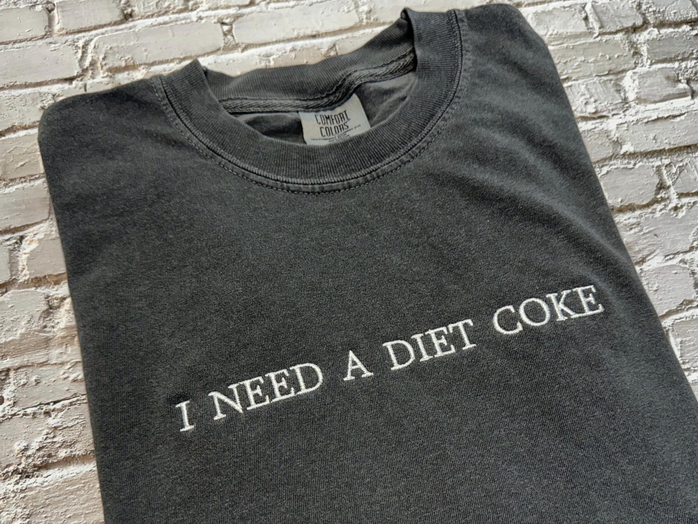 I Need a Diet Coke T-shirt - Geborduurd T-shirt Comfort Colors - Geborduurd T-shirt - Trending shirts - Kies je eigen garenkleur!