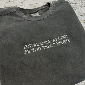 あなたがどれほどクールかは、人に対する接し方次第 - 刺繍入りスウェットシャツ - 刺繍入りクルーネック - 刺繍入りフーディ - トレンド - 糸の色を自分で選ぶ