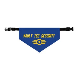Peut inclure: Bandana pour chien bleu avec un logo jaune Vault-Tec Security et le texte "Vault-Tec Security".