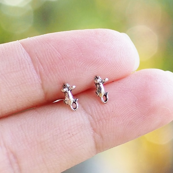Tiny Rat Stud Earrings, Mouse Earrings, Animal earrings, Tiny stud / BD145